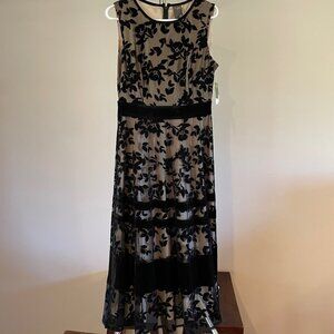 Women's Taylor Dress Size 8 NWT Pre-owned Never Worn